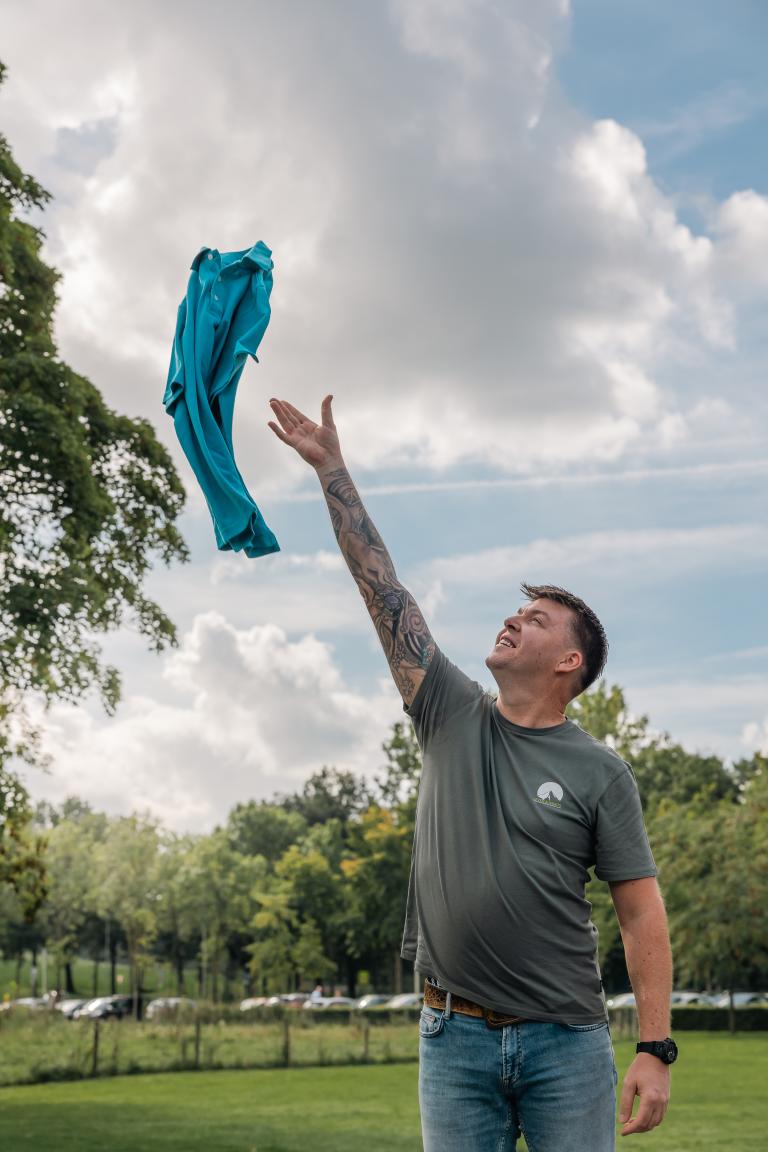Raymond gooit zijn beveiligersshirt weg