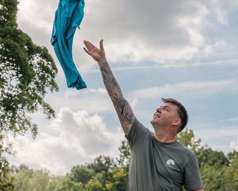 =Raymond gooit zijn beveiligersshirt weg